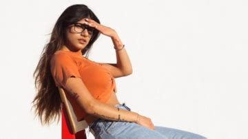 mia khalifa ropa interior|Mia Khalifa modela frente al espejo y se muestra en ropa interior。